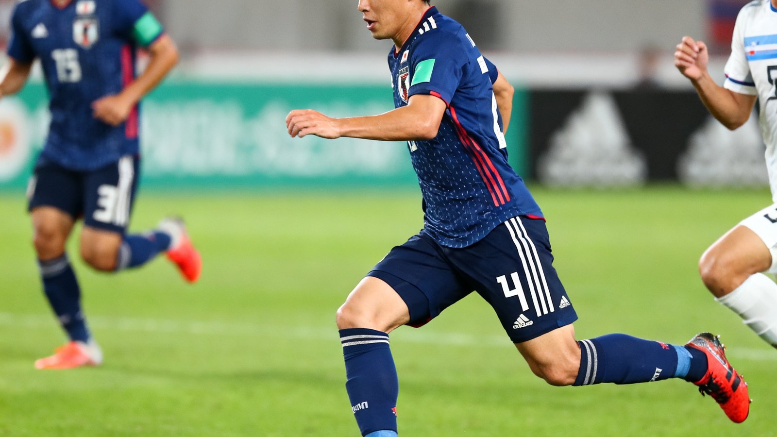 日本国家队在亚洲区预选赛中的精彩表现，球员们配合默契，正在执行一次精妙的战术配合